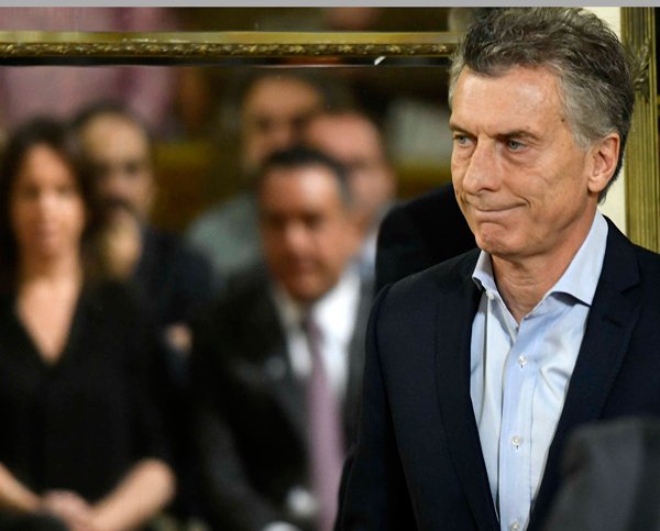 Tocar fondo y volver a tocarlo 4 El presidente de Argentina, Mauricio Macri, admite que la economía está en emergencia.