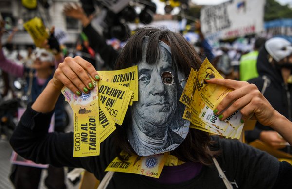 Tocar fondo y volver a tocarlo 3 El peso argentino continuó su caída ante el dólar.