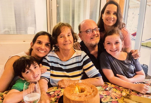 Carlos Ycaza Paulson, un felliniano que nació dos veces 5 Carlos Ycaza Paulson, junto a su esposa Cecilia Estrada y otros miembros de su familia en una celebración reciente.