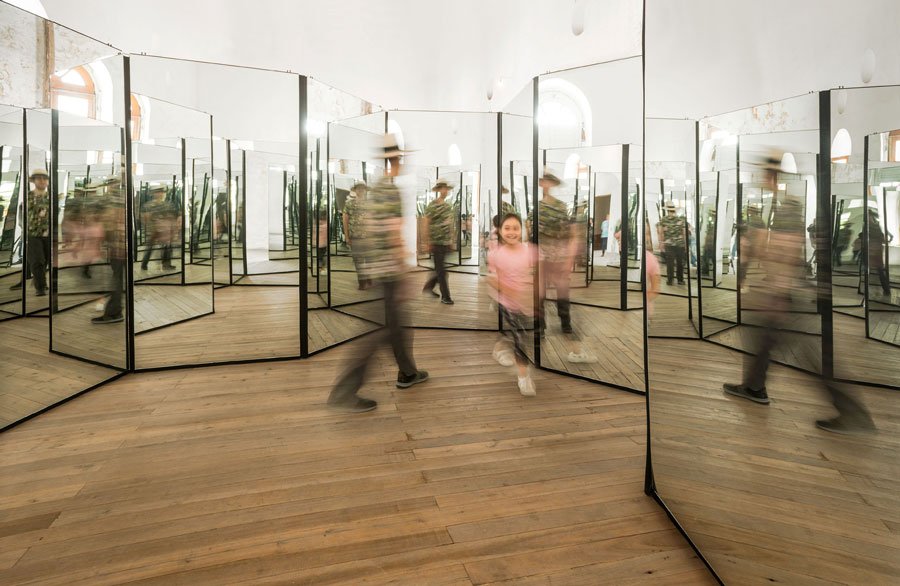 Dudas y certezas de Manuela Ribadeneira. 1 "El cambio está a la vuelta de la esquina", espejos con estructura de metal, 2019.