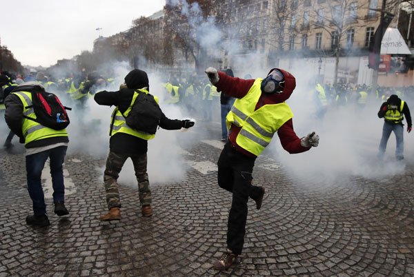 Arde Francia 3 Pol-int--3