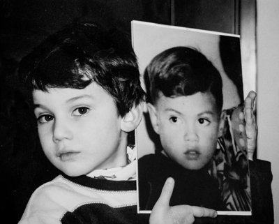 Dante Anzolini. Más allá del poder de la batuta 5 El hijo de Dante, Daniel, de 21 años, sostiene una foto de su padre cuando ambos eran niños.