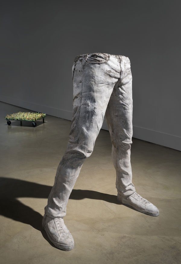 Dudas y certezas de Manuela Ribadeneira. 4 "Con un pie en un lado y con un pie en el otro y que cada quien decida qué lados son esos", cemento, 2019.