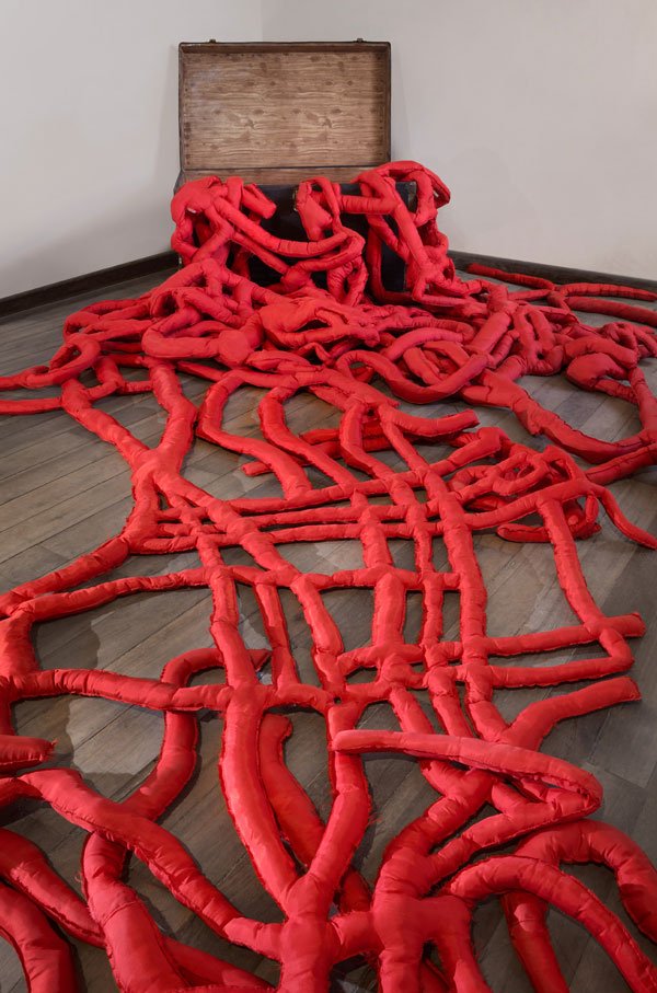 Dudas y certezas de Manuela Ribadeneira. 3 "Me la llevo puesta", madera, tela y relleno sintético, 2000.