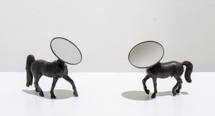 Dudas y certezas de Manuela Ribadeneira. 5 "Being borne in a stable does not make you a horse", bronce y espejos ajustables, 2008.