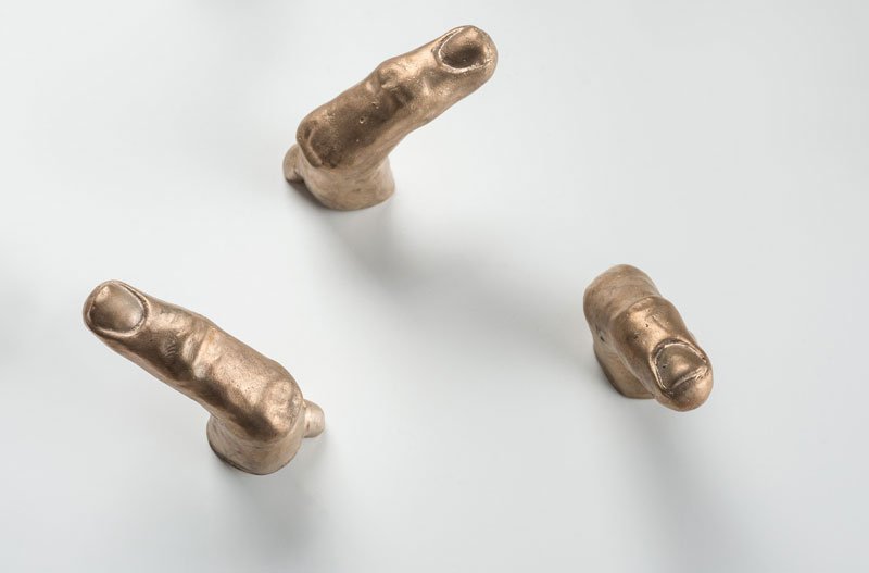 Dudas y certezas de Manuela Ribadeneira. 7 "Los culpables" (detalle), dedos de bronce, instalación, 2018.
