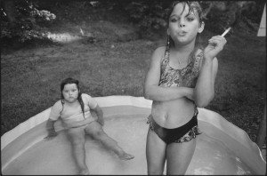 Mary Ellen Mark: un sentido de lo grotesco 4 Amanda-and-her-cousin-Amy,-Valdese,-North-Carolina,-1990