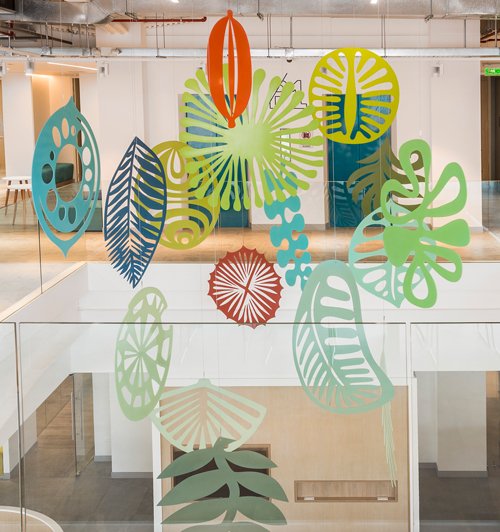 El año de las maravillas de Paula Barragán. 3 Foto: Christoph Hirtz. Lluvia vegetal, escultura móvil en aluminio del edificio Equivida, Quito, 2018.