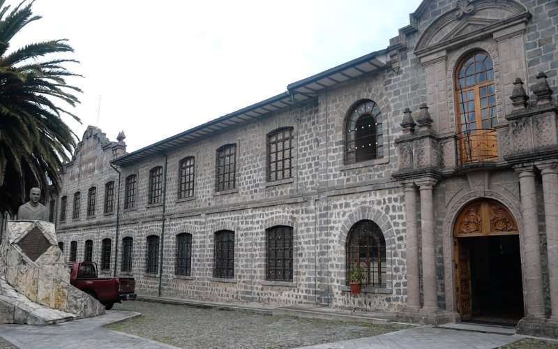 Biblioteca Aurelio Espinosa Pólit al filo de su presupuesto 5 Biblioteca Aurelio Espinosa Pólit