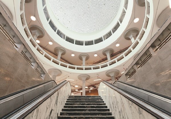 Libros entre bóvedas de acero 2 El edificio en el que funciona la Biblioteca de las Artes es Patrimonio Cultural de la nación, 2011. La parte interna del recinto tiene forma circular, cuenta con cuatro pisos y un fondo de 40 000 libros.