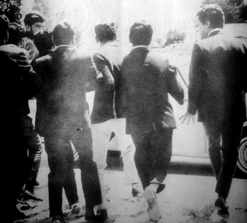 50 años del secuestro del padre Cammarata 2 El grupo en acción sale con Virgilio Cammarata en vilo rumbo a la camioneta que esperaba fuera del aeropuerto.