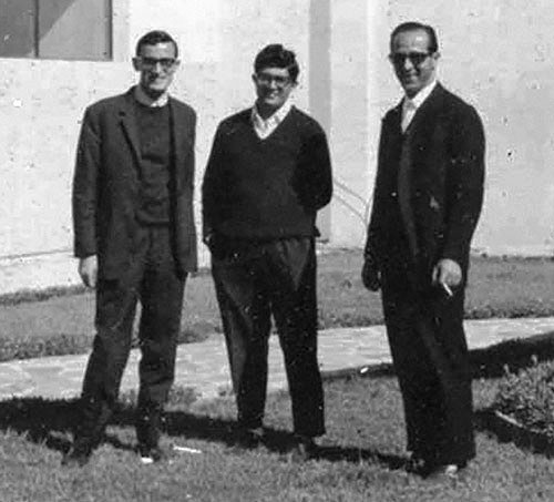 50 años del secuestro del padre Cammarata 4 Tres meses antes de su secuestro, el P. Virgilio Cammarata aparece al centro de esta foto cuando daba la bienvenida al Ecuador al P. Rafael Savoia (izq.). Aparece también el P. Pino Mariani (der.). Savoia se especializó en la misión con los afrodescendientes en Esmeral¬das y Tumaco; luego fue provincial de los combonianos en Colombia.