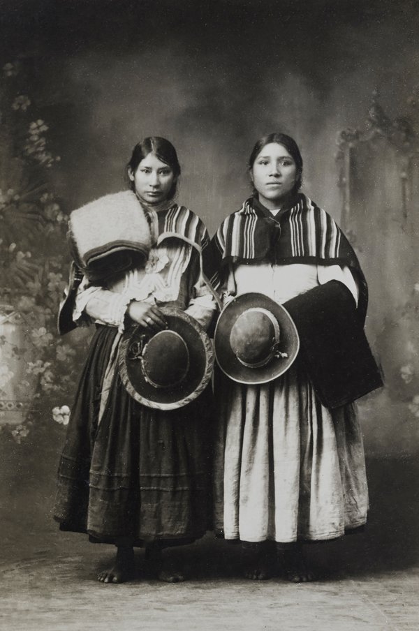 La magia de Martín Chambi. 2 Mujeres indígenas en estudio, Cusco, 1930.