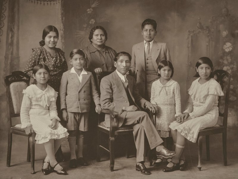 La magia de Martín Chambi. 1 Martín Chambi y familia. Angélica, Celia, Manuel, Manuela, Martín, Víctor, Mery y Julia, 1920-1934.