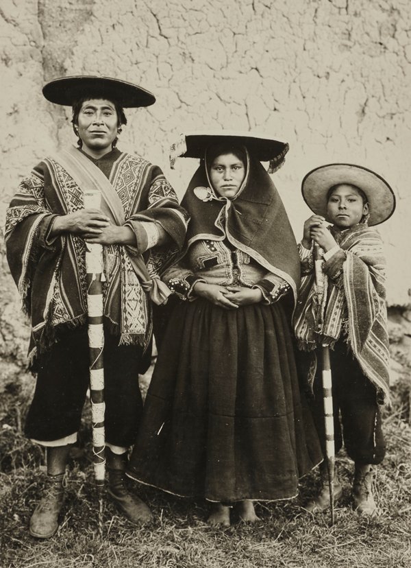 La magia de Martín Chambi. 4 Alcalde campesino de Tinta y su familia, Cusco, 1920-1930.