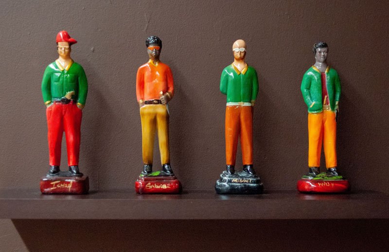 Contaminados 2 Anónimo, Santos sicarios. Réplicas de artesanía tradicional venezolana compradas en La Pila, 2018. Cerámica policromada.