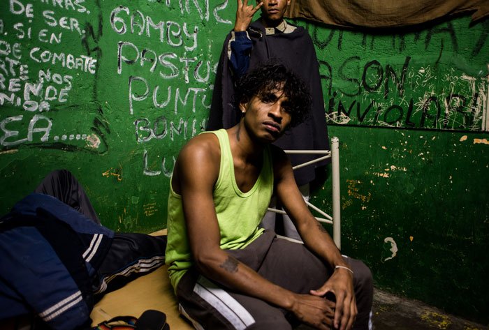 Familias tras las rejas. Las víctimas colaterales de un sistema fallido. 2 Mayky de 22 años de edad, originario del cantón Pedernales, fue privado de libertad en el Centro de Detención Provisional El Inca en 2016, por robo agravado de un teléfono celular. Tras una sentencia de cinco años fue trasladado al Centro de Rehabilitación Social Latacunga donde perdió la vida en su celda en la etapa de mediana seguridad. Quito, 2016.