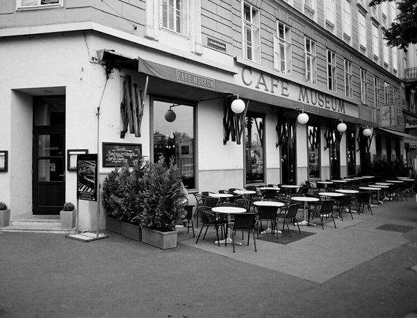 Klimt, Schiele, Wagner y Moser. 2 Al Café Museum concurrían Klimt, Schiele, Kokoschka, Wagner y Loos.