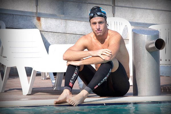 Un hombre que piensa mientras nada. 1 Deporte-1