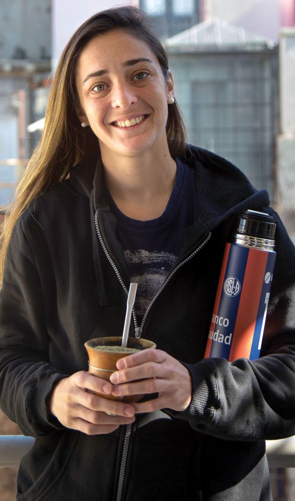 Cómo el fútbol femenino se volvió profesional. 1 Creer que el fútbol femenino es feminis¬ta por el simple hecho de que participan mujeres es caer en la idiotez de creer que todas las mujeres son feministas. El fút¬bol femenino es igual de machista que el masculino. Twitter @macasanchezj – mayo 2019.