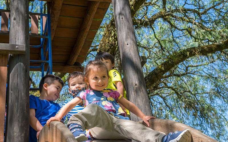 Cambiar el paradigma educativo, un niño a la vez 1 Niños jugando.
