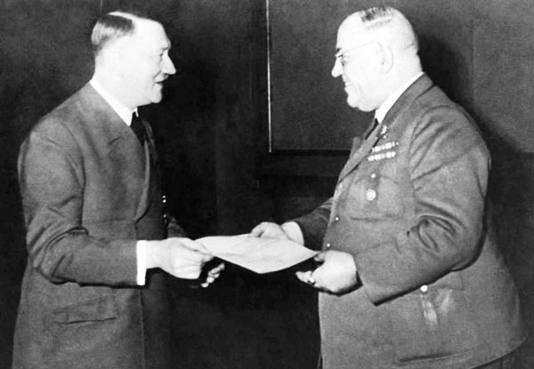 Los ejércitos drogados del nazismo. 5 Adolf Hitler con el doctor Morell, su médico de cabecera.