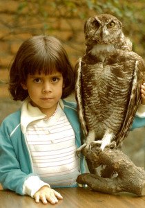 Daniela Salazar o la nueva cara de la justicia. 2 Clásica foto con el búho, cuando estudiaba en el colegio Alemán. Ceremonia de graduación del colegio Menor, Quito, 1997.