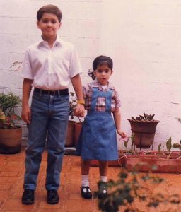 Gabriela Calderón 2 De la mano de su hermano.