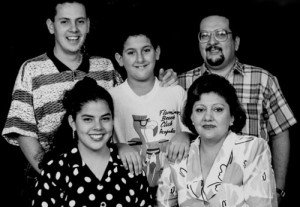 María Fernanda Ampuero 3 La foto familiar donde se aprecia a su padre Xavier, su madre Mercedes y sus hermanos (de pie) Francisco, Xavier, y María Fernanda sonriendo.