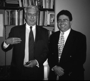 Mario Vargas Llosa y Pablo Corral Vega en la National Geographic en Washington (2000).