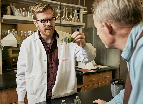 El científico que ayuda a encontrar vida extraterrestre. 4 Luke analiza algunas muestras junto con su colega, el investigador William Inskeep.