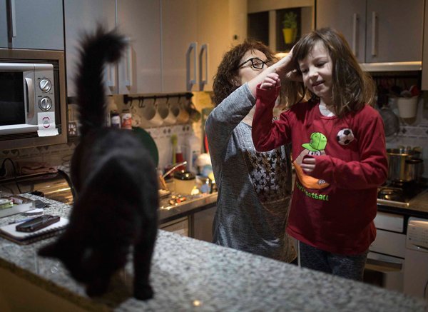 Mamá y “el chico” que la ayudó 1 Familia--0-1