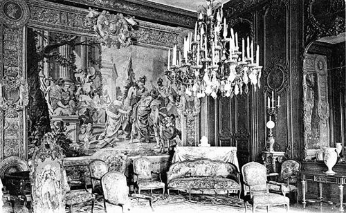 Preciosismo, primeras luces feministas. 2 Chambre bleue en el hotel de Rambouillet: el salón ejerció una gran influencia en la lengua francesa, así como en la literatura de su tiempo. Aunque Molière ridiculizara los modales de quienes alternaban en este salón, en su obra Las preciosas ridículas, precisamente fueron estas ‘preciosas’ las que desempeñaron un importantísimo papel en la renovación del vocabulario francés.