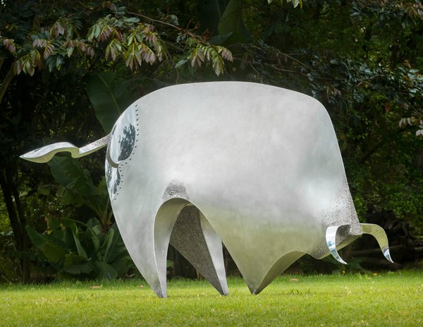 Jesús Cobo. Pasión por la forma y la materia. 1 MECÁNICO, acero inoxidable y granito, 122 x 217 x 83 cm, serie 2000-2016.