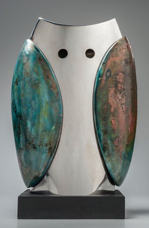 Jesús Cobo. Pasión por la forma y la materia. 6 BÚHO, acero inoxidable, cerámica rakú y madera, serie 2010-2016.