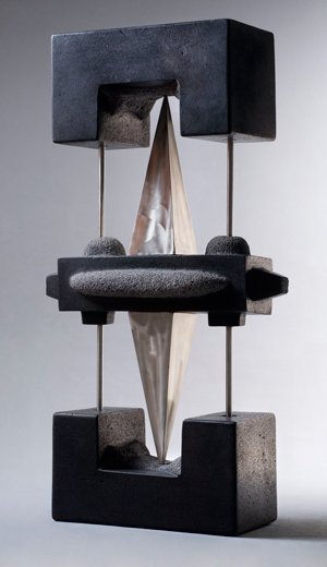 Jesús Cobo. Pasión por la forma y la materia. 2 COSMOS, lava volcánica, acero inoxidable, 124 x 27 x 69 cm, 2006.