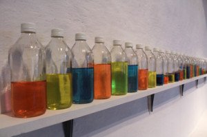 Crónica de la Bienal de Cuenca. 2 Tony Feher, Cantante de muchos, 2008. Botellas de plástico y agua de color