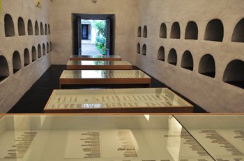 Crónica de la Bienal de Cuenca. 6 Ignasi Aballí, Listados, 1998-2007. Impresiones de prensa sobre papel, madera y vitrinas de vidrio, dimensiones variables.