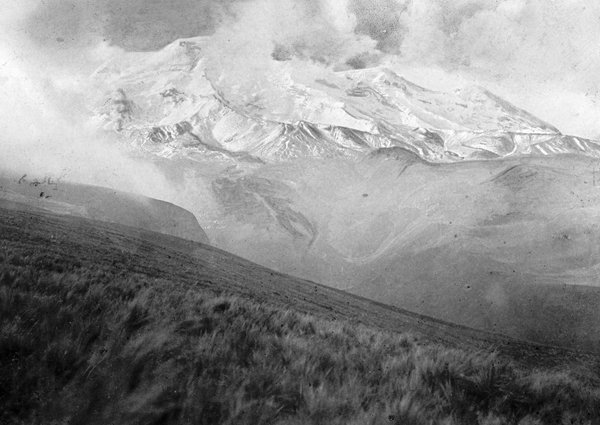 El retroceso de los glaciares andinos. 2 El Quilindaña. Foto: Paul Grosser, 1902.