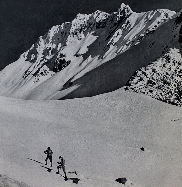 El retroceso de los glaciares andinos. 4 La ensillada entre el Iliniza norte y el sur. Foto: Arturo Eichler, 1948.