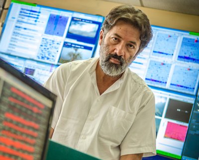 Hugo Yepes, aquí entre volcanes y terremotos. 4 Hugo-Yepes-2