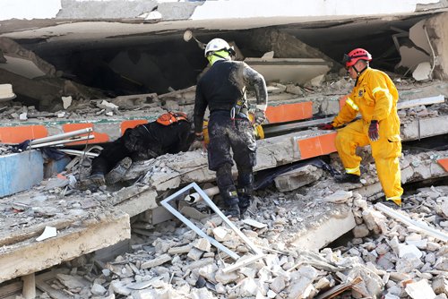 Hugo Yepes, aquí entre volcanes y terremotos. 3 Pedernales, 2016.