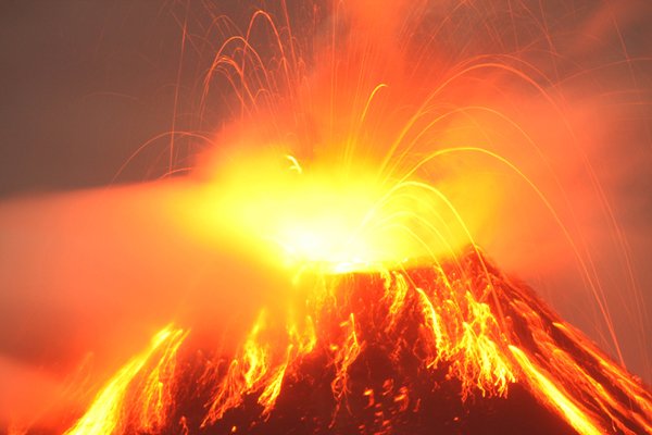 Hugo Yepes, aquí entre volcanes y terremotos. 2 Volcán Tungurahua, 2000.