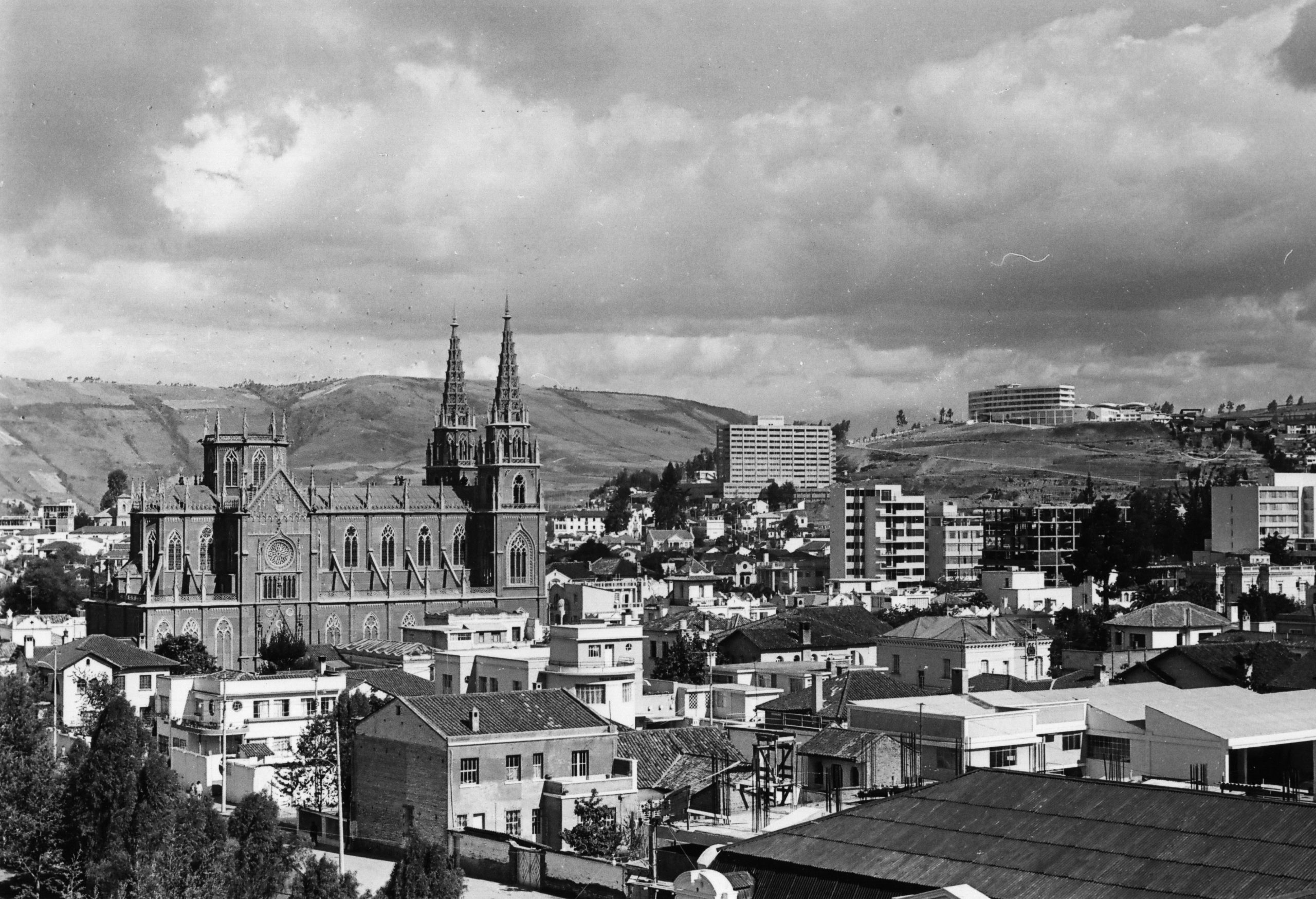 LA MARISCAL IGLESIA STA. TERESITA. FOTO LUIS G. MEJIA C. COPYRIGHT 1969 1 1 scaled