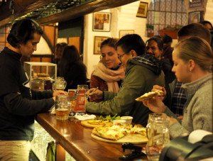 El nuevo ambiente de la vieja Tola. 11 Además de por su cerveza artesanal, el Bandido Brewing, primer bar de ese tipo que se instaló en La Tola, es conocido por la calidad de su pizza.