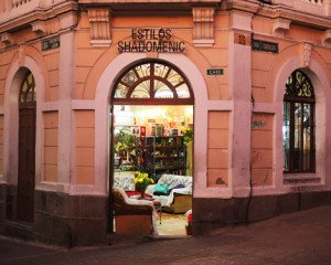 El nuevo ambiente de la vieja Tola. 5 Esquina de las calles Esmeraldas y Vicente León.