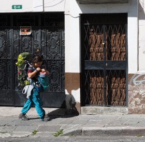 El nuevo ambiente de la vieja Tola. 4 Turista caminando por la calle Antepara hacia el hostal The Secret Garden.