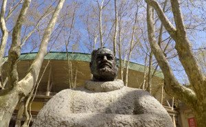 Busto de Ernest Hemingway, afuera de la plaza de toros Monumental.