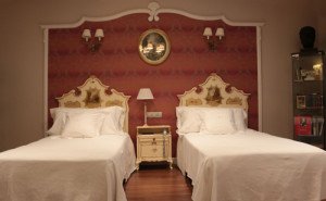 Interior de la habitación del hotel La Perla, donde se hospedó Hemingway. (Foto: Xavier Gómez Muñoz). 