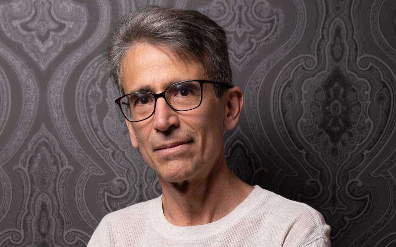 Adolfo Macías explora el mundo de las adicciones en la novela 'Donde el sol pierde su reino' 1 Macias 1